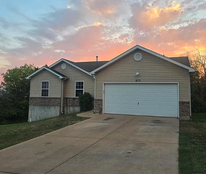 875 Riverview Dr